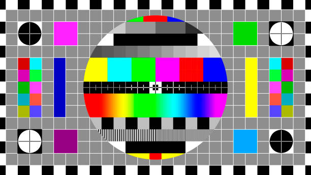 TV-Testbild mit grauem Rasterhintergrund, grossem zentralem Kreis mit Farb- und Graustufenbalken, schwarzen und weissen Streifen sowie mehreren farbigen Quadraten und Balken am Rand.