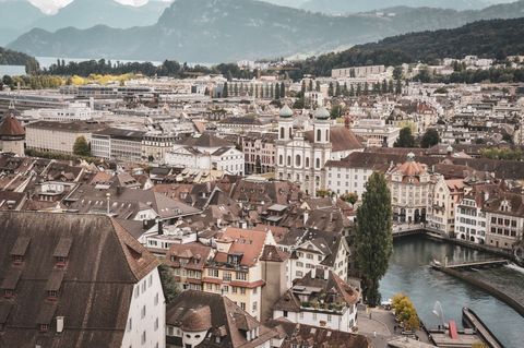 Luftaufnahme mit Blick auf die Jesuitenkirche und die Altstadt Luzerns an der Reuss mit historischer Architektur und Flusspromenade.