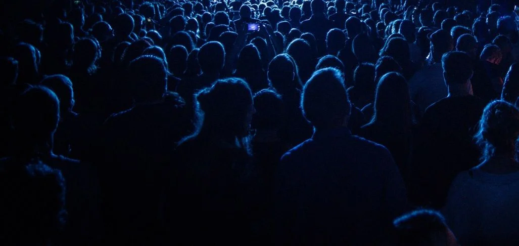 Innenansicht des Rok Klub Luzern mit Band auf der Bühne, begeistertem Publikum und stimmungsvoller Beleuchtung.