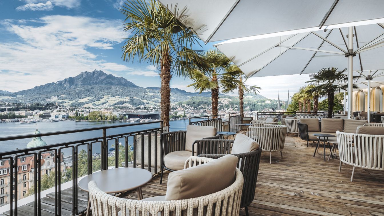 Montana Beach Club Luzern auf der Dachterrasse, Sandboden, Liegestühlen und Blick auf den Vierwaldstättersee.