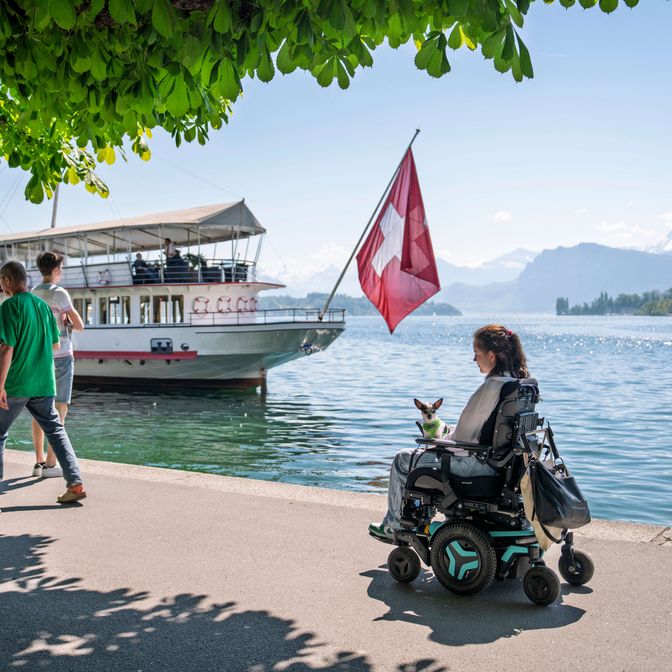 Barrierefreier Weg entlang der Seepromenade am Schweizerhofquai in Luzern mit Blick auf See und Berge
