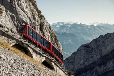 Die Pilatus Zahnradbahn, steilste Zahnradbahn der Welt, fährt über das Eselwand-Viadukt