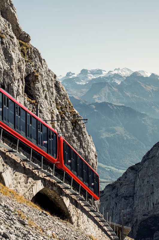 Die Pilatus Zahnradbahn, steilste Zahnradbahn der Welt, fährt über das Eselwand-Viadukt