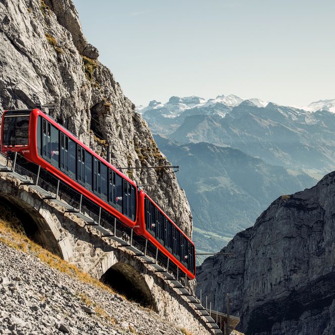 Die Pilatus Zahnradbahn, steilste Zahnradbahn der Welt, fährt über das Eselwand-Viadukt