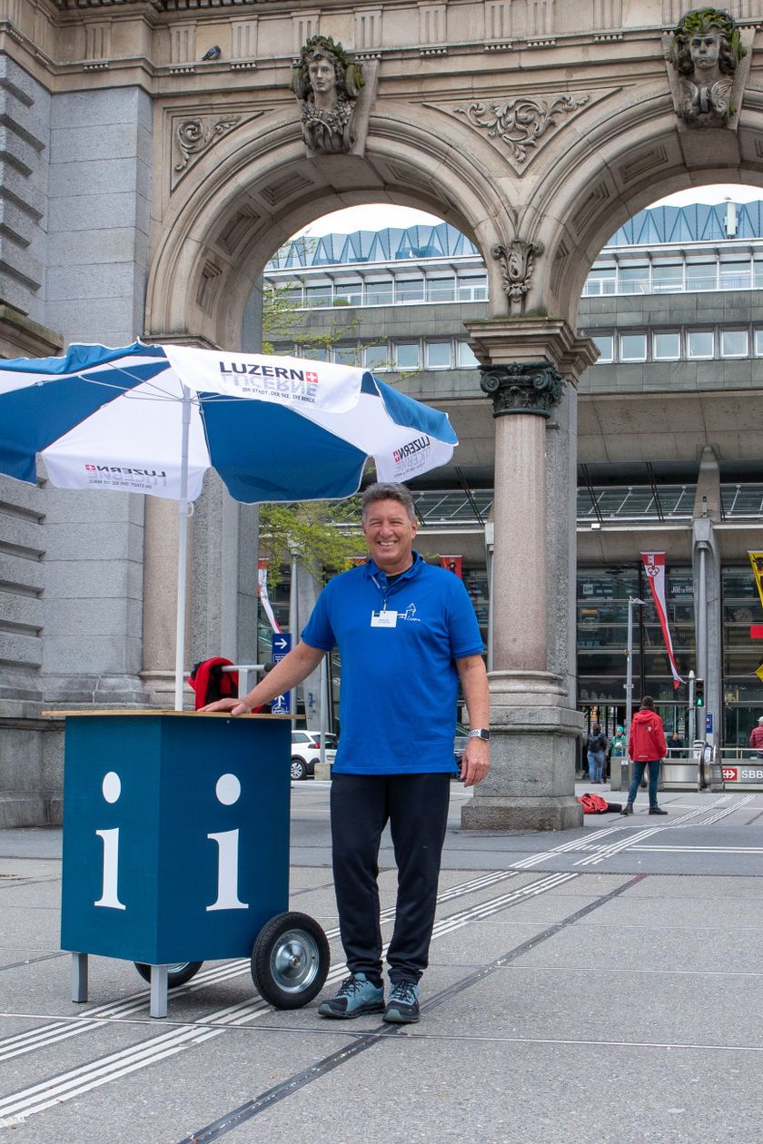Friendly Host am Torbogen vor dem Bahnhof Luzern