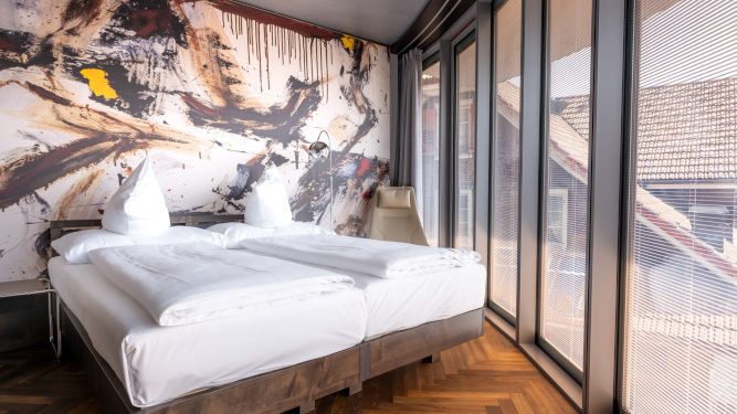 Hotelzimmer, Hotel Hirschen Oberkirch Hotelzimmer in Oberkirch Luzern, mit Doppelbett und Aussicht aus dem Fenster.