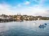 Pedalos auf dem Vierwaldstättersee, im Hintergrund die Hofkirche St. Leodegar in Luzern