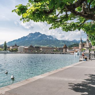 Carl Spitteler Quai, Flanieren in der Stadt Luzern, mit Blick auf Pilatus