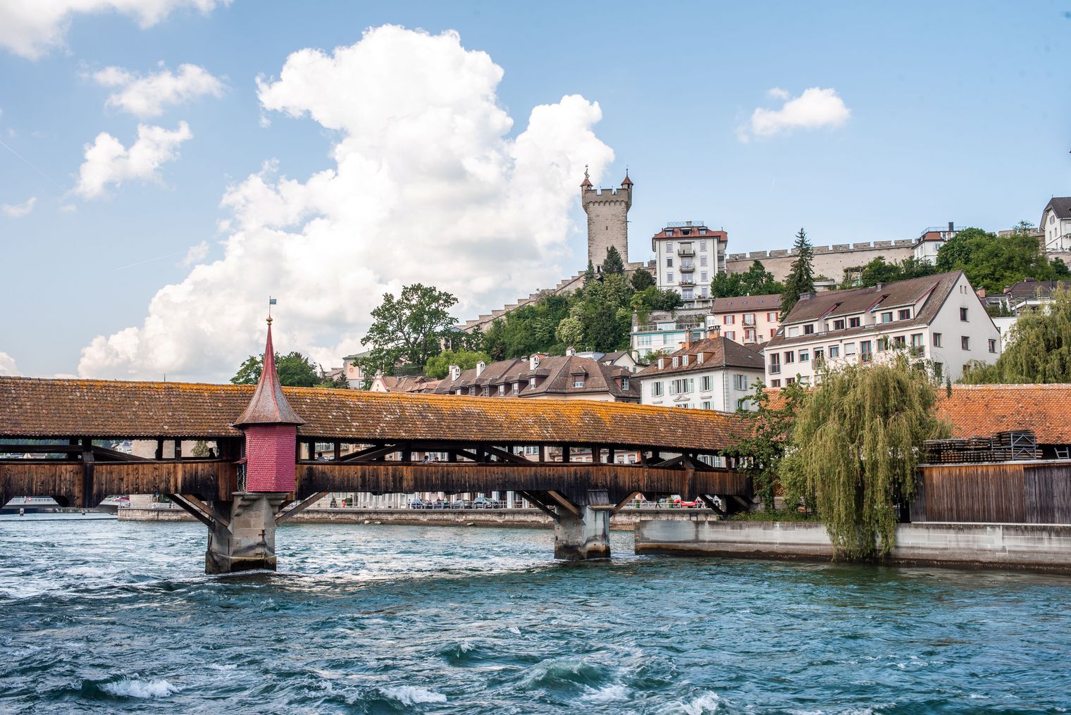 Spreuerbrücke im Sommer mit Museggmauer im Hintergrund