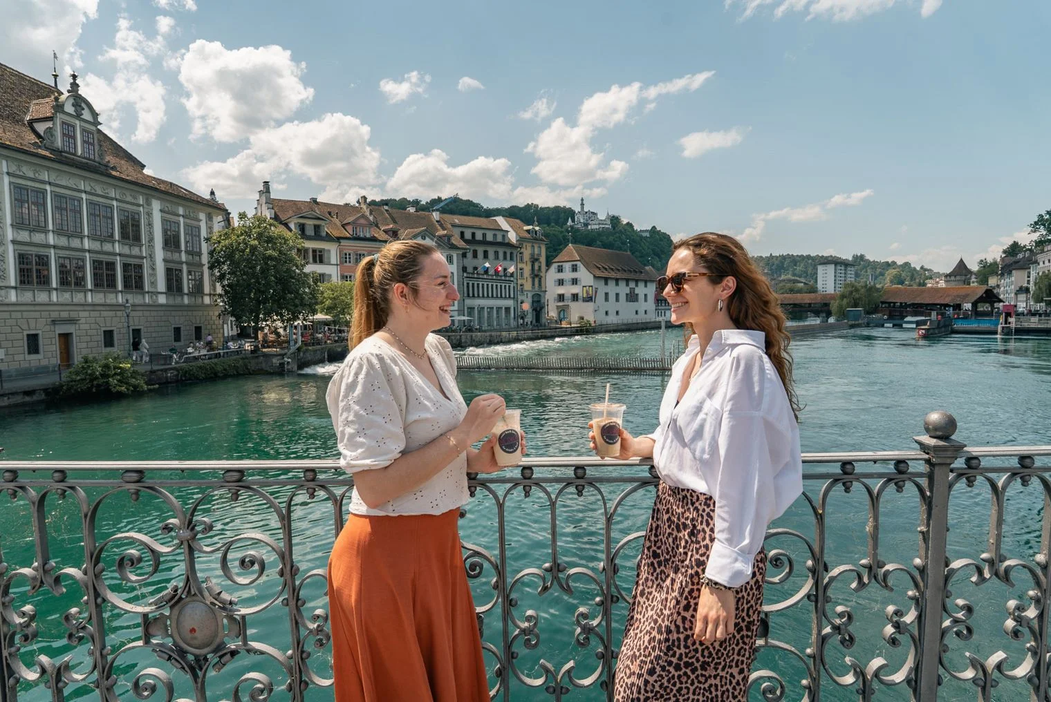 Zwei Frauen mit Eiskaffee in Luzern.