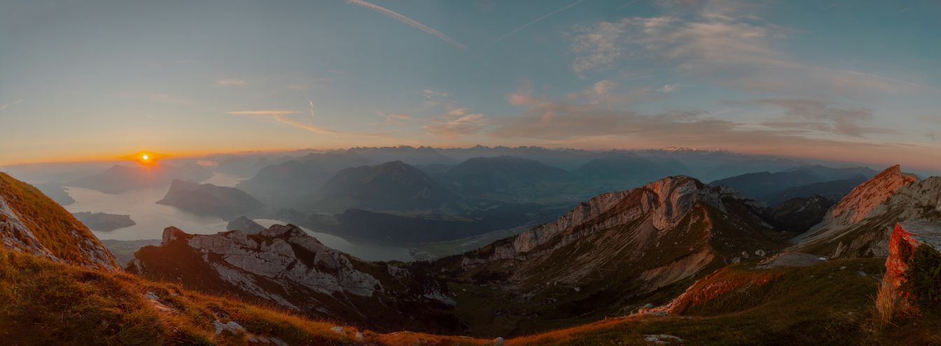 Panorama auf die Zentralschweizer Bergwelt und den Big 6 Gipfeln während dem Sonnenaufgang