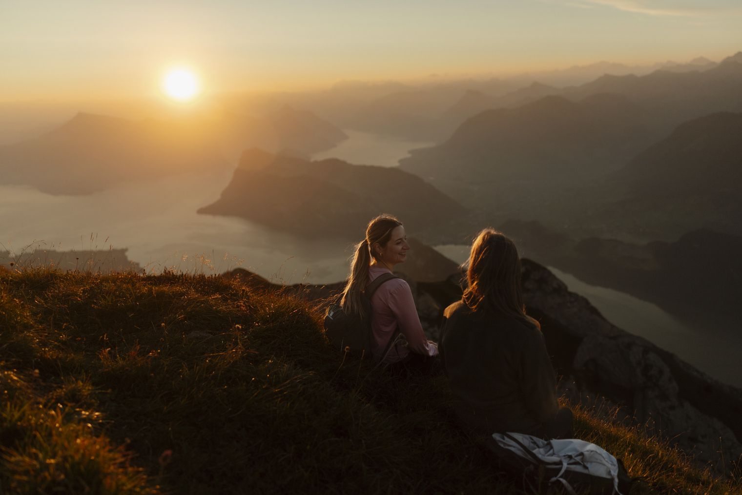 Wanderinnen geniessen den Sonnenaufgang beim Pilatus
