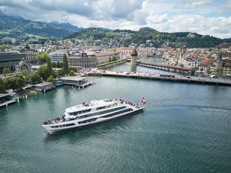 Vierwaldstättersee im Luzerner Seebecken mit der Kapellbrücke, Altstadt und Gütsch im Hintergrund